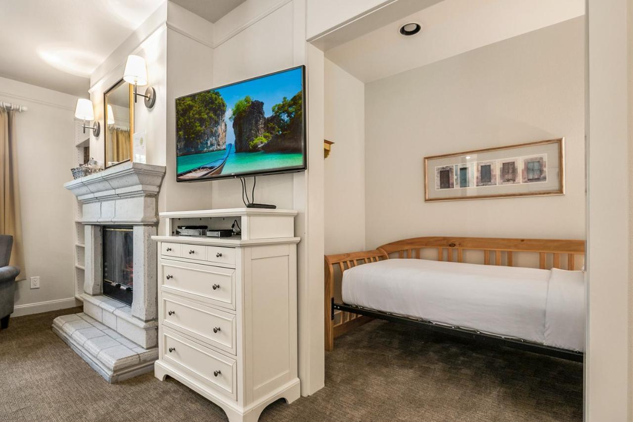 Saratoga Inn ラングリー エクステリア 写真