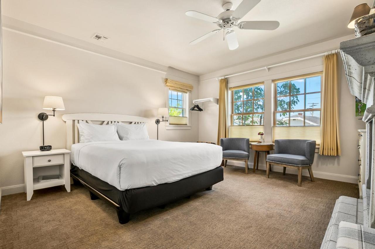 Saratoga Inn ラングリー エクステリア 写真